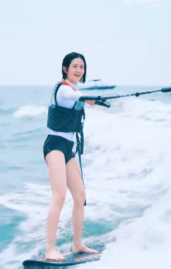 谢娜晒冲浪照，自在肆意，与友人高声互动，活力满溢。 -5
