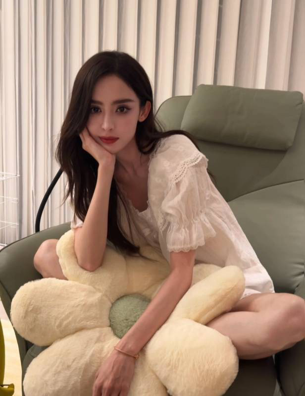娜扎夏日清凉睡衣照曝光，肌肤白嫩水灵如清纯少女 -8
