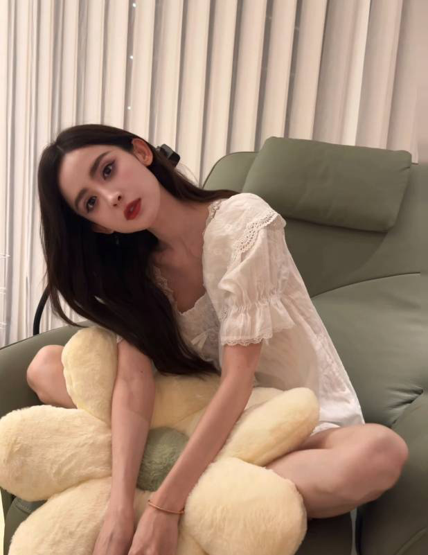 娜扎夏日清凉睡衣照曝光，肌肤白嫩水灵如清纯少女 -9