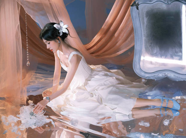 鞠婧祎身穿白裙，回眸尽显优雅 -2