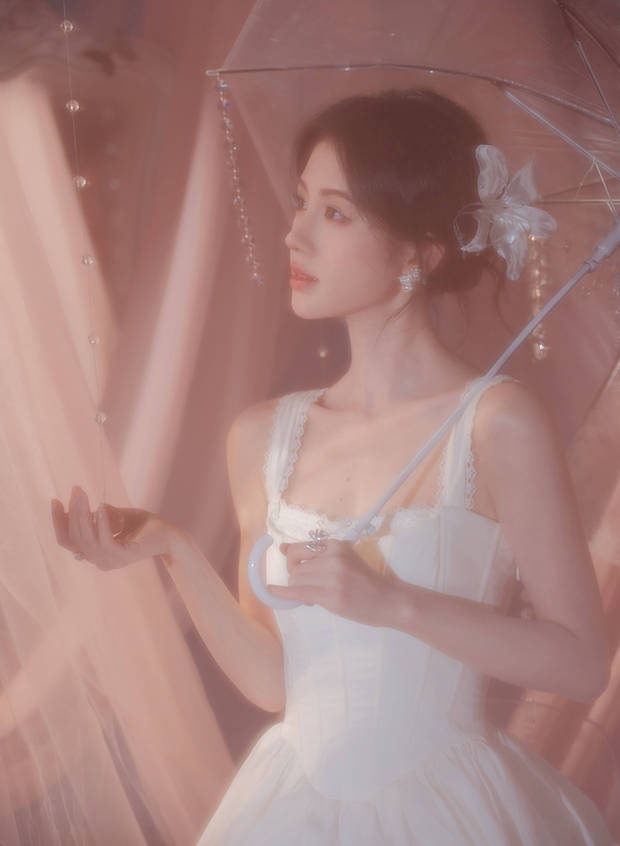鞠婧祎身穿白裙，回眸尽显优雅 -7