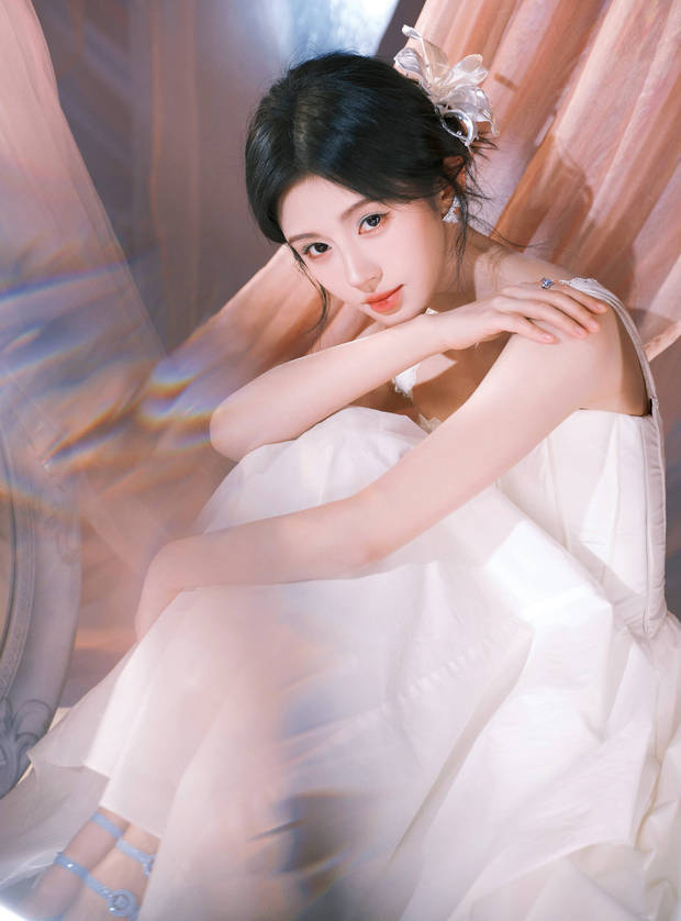 鞠婧祎身穿白裙，回眸尽显优雅 -5