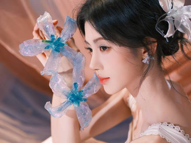 鞠婧祎身穿白裙，回眸尽显优雅 -6
