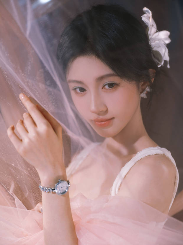 鞠婧祎身穿白裙，回眸尽显优雅 -4