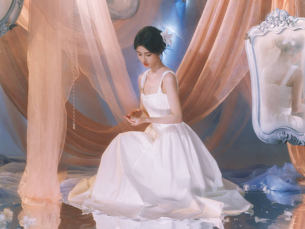 鞠婧祎身穿白裙，回眸尽显优雅 -11