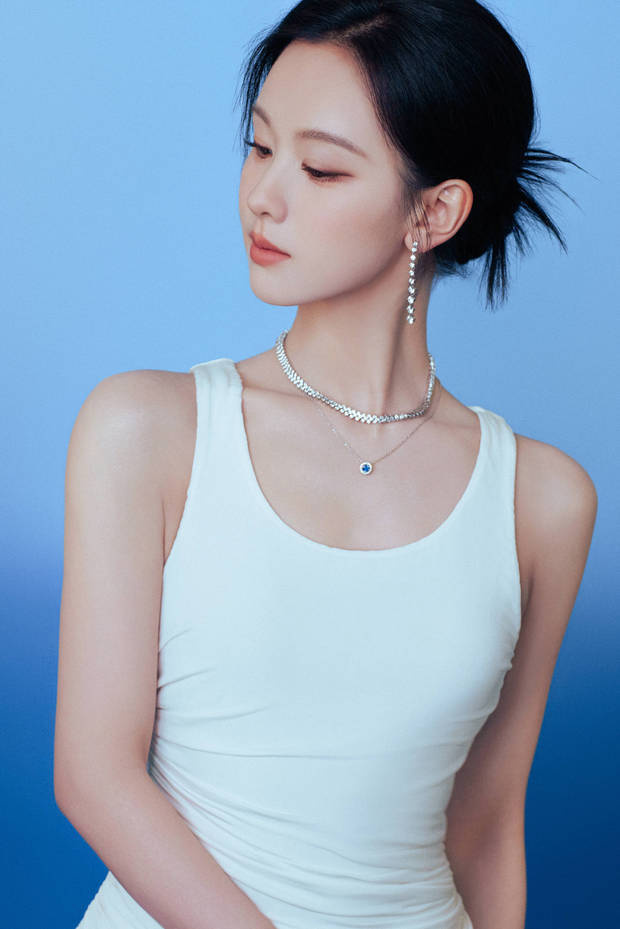 陈都灵白裙裹身，清冷气质衬曼妙曲线 -5