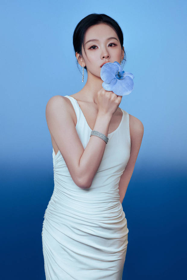 陈都灵白裙裹身，清冷气质衬曼妙曲线 -6