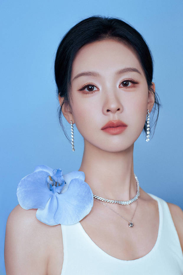 陈都灵白裙裹身，清冷气质衬曼妙曲线 -3