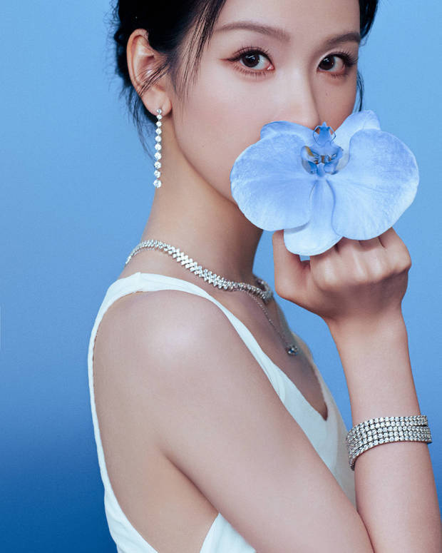 陈都灵白裙裹身，清冷气质衬曼妙曲线 -2