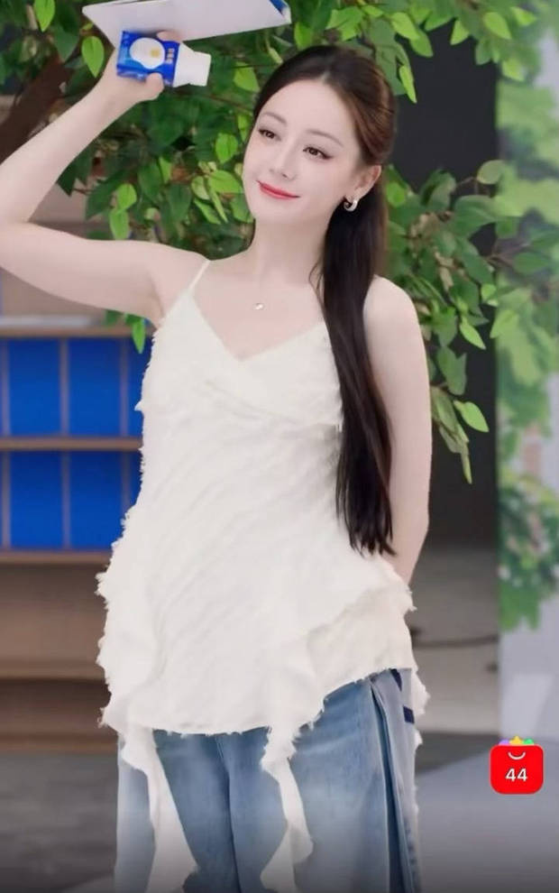 迪丽热巴：白吊带牛仔裤，尽显黑长直女神魅力