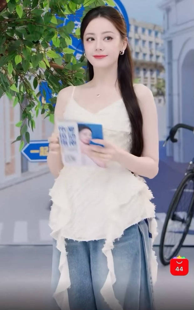 迪丽热巴：白吊带牛仔裤，尽显黑长直女神魅力