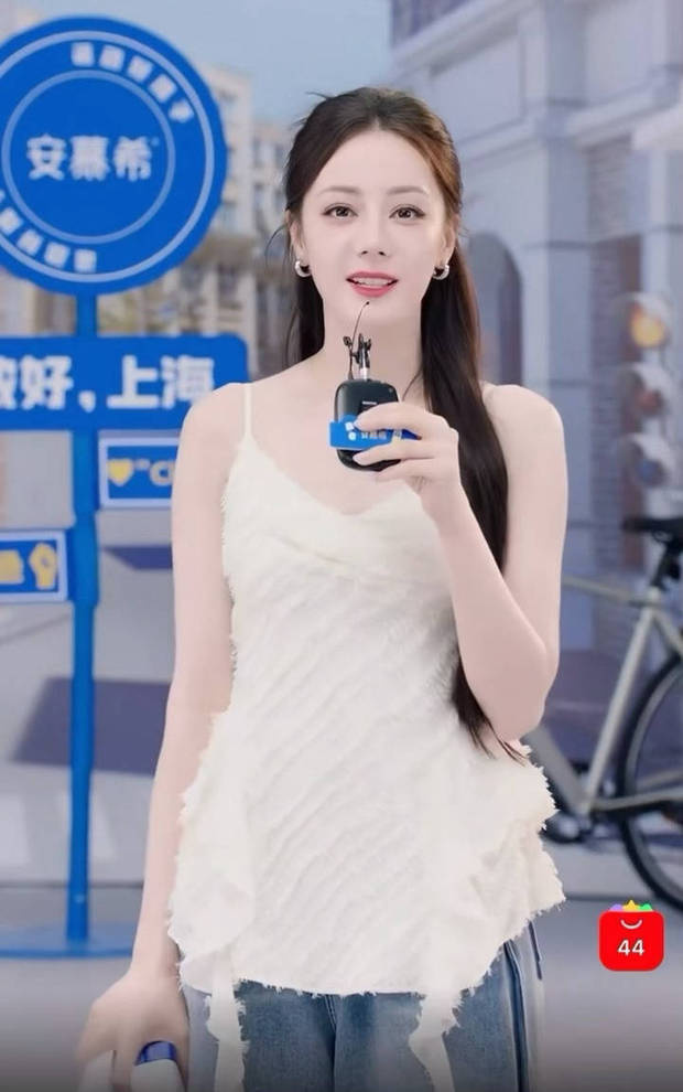 迪丽热巴：白吊带牛仔裤，尽显黑长直女神魅力