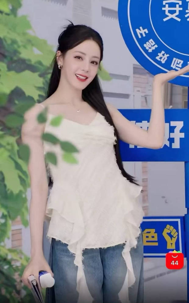 热巴白吊带配牛仔裤 黑长直女神范十足 -5