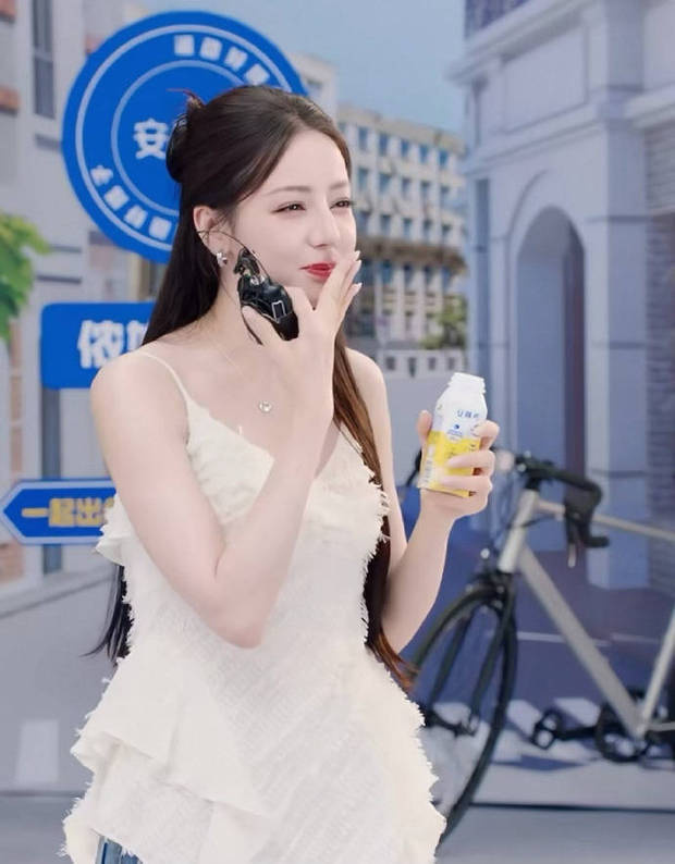热巴白吊带配牛仔裤 黑长直女神范十足 -6