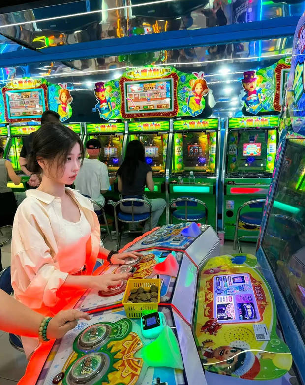 虞书欣电玩城嗨玩 俏皮可爱 -3