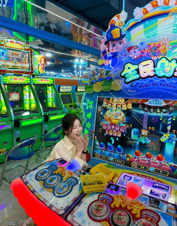 虞书欣电玩城嗨玩 俏皮可爱 -5