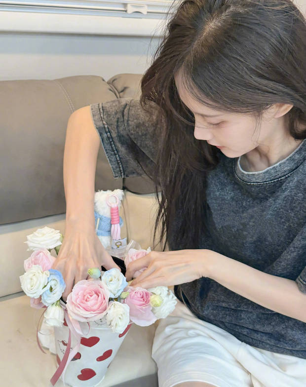 李一桐DIY“奶茶花”笑容甜美 -2
