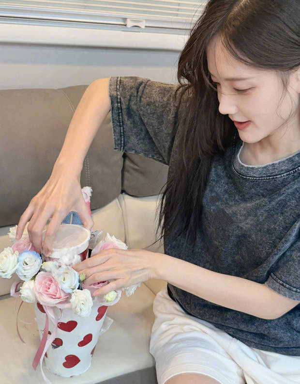 李一桐DIY“奶茶花”笑容甜美 -1