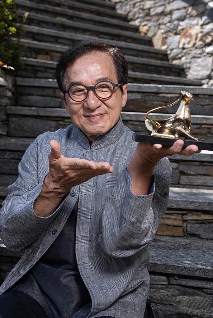 成龙荣获“终身成就金豹奖”