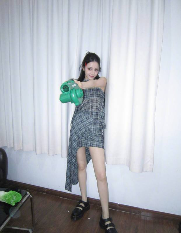 迪丽热巴又美又帅 甜酷氛围拉满 -3
