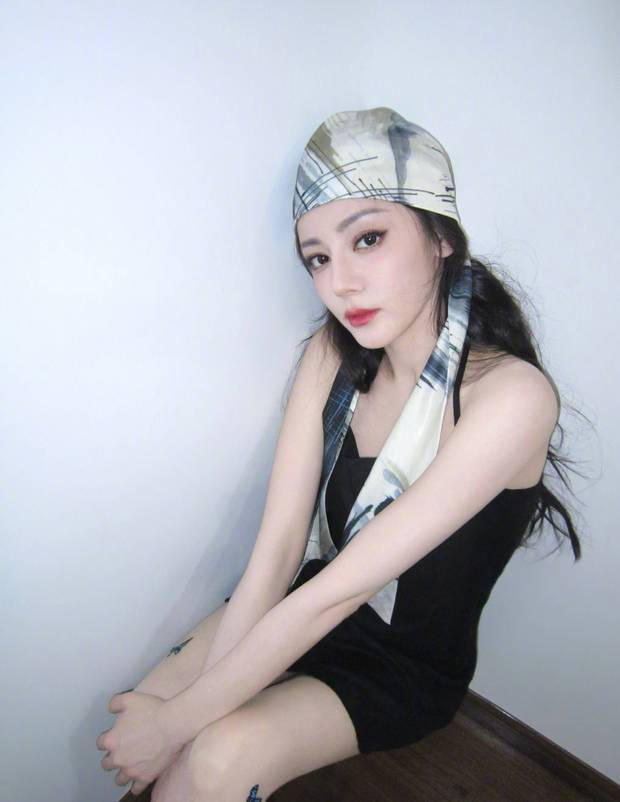 迪丽热巴又美又帅 甜酷氛围拉满 -6