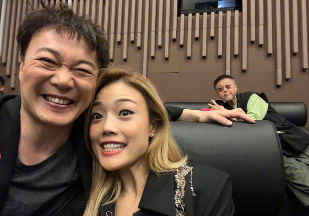 陈奕迅晒与杨千嬅容祖儿等合照 超开心 -2