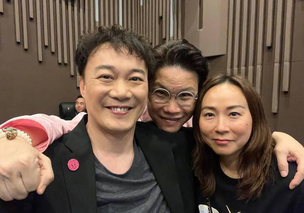 陈奕迅晒与杨千嬅容祖儿等合照 超开心 -5