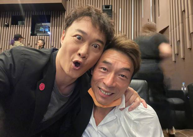 陈奕迅晒与杨千嬅容祖儿等合照 超开心 -9