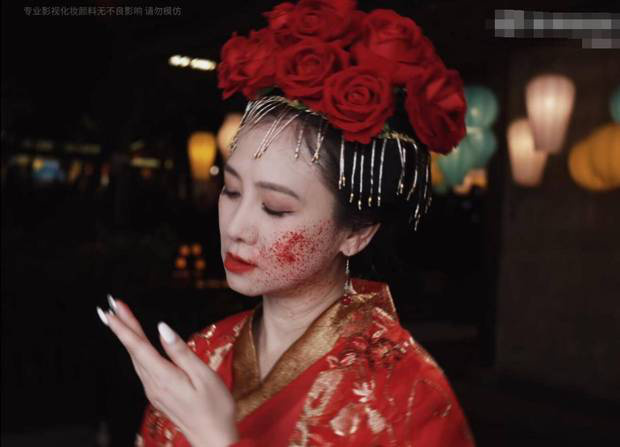 56岁翁虹时隔25年再扮“猫妖” 笑容邪魅 -2