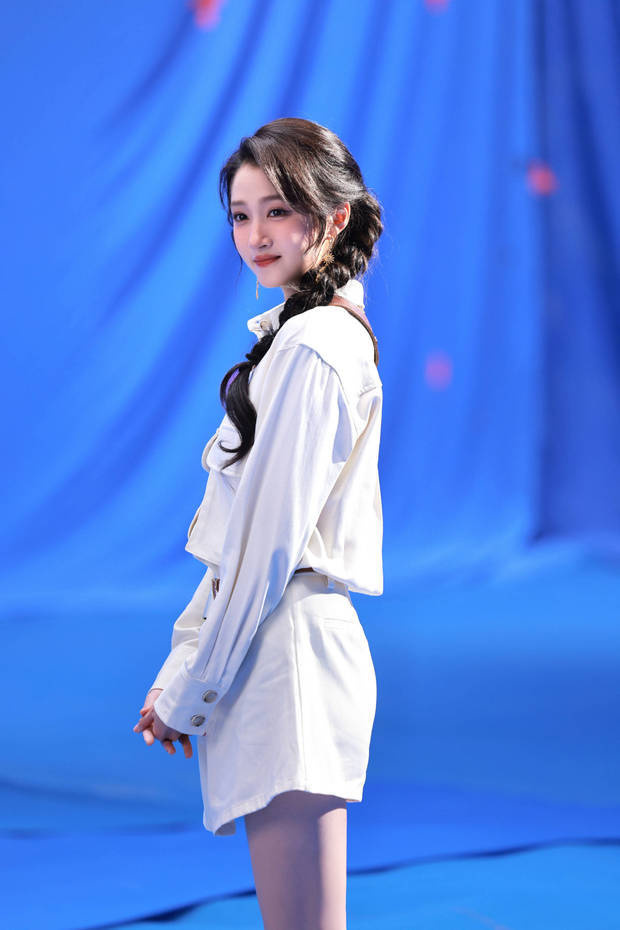 关晓彤扎麻花辫少女感十足 -3