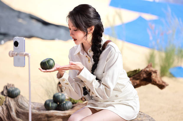 关晓彤扎麻花辫少女感十足 -4
