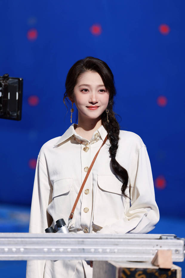 关晓彤扎麻花辫少女感十足 -8