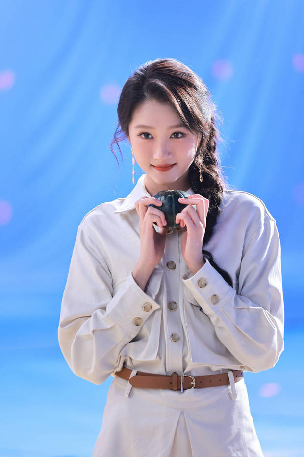 关晓彤扎麻花辫少女感十足 -5
