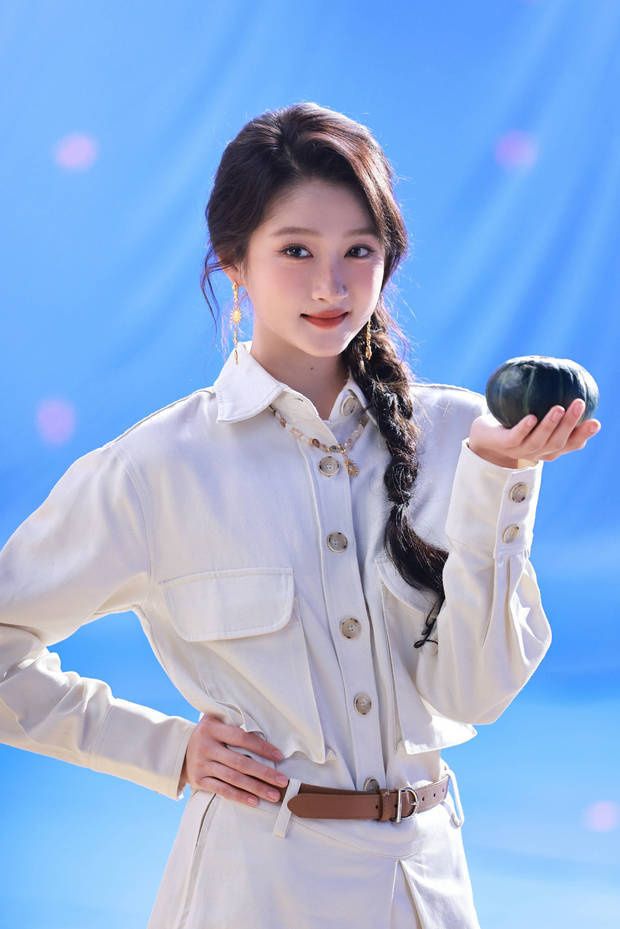 关晓彤扎麻花辫少女感十足 -7
