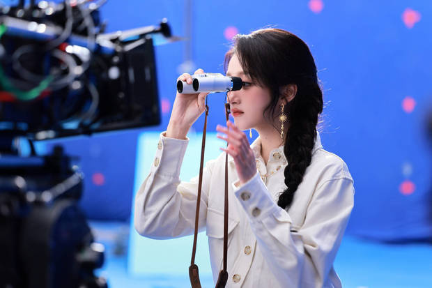 关晓彤扎麻花辫少女感十足 -2