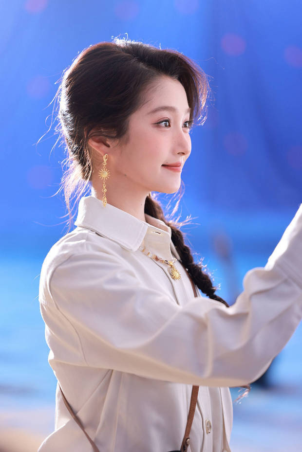 关晓彤扎麻花辫少女感十足 -1