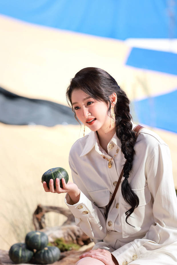 关晓彤扎麻花辫少女感十足 -6