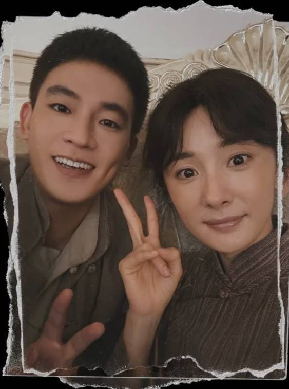 杨幂与欧豪同框合影开心比耶 -2