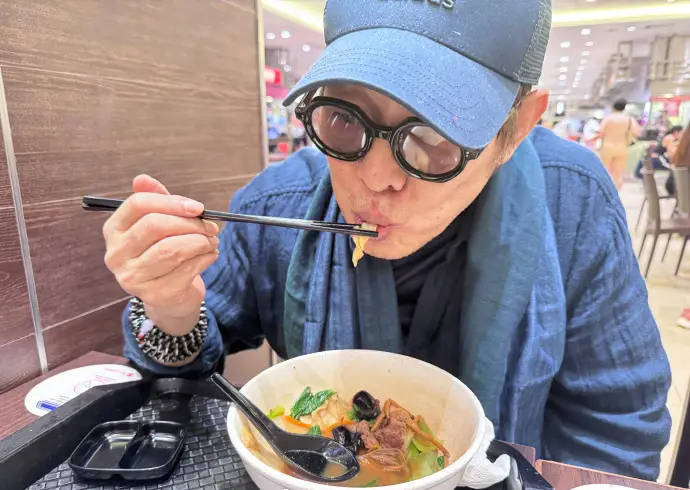 李连杰出院报平安：出院后享受美食
