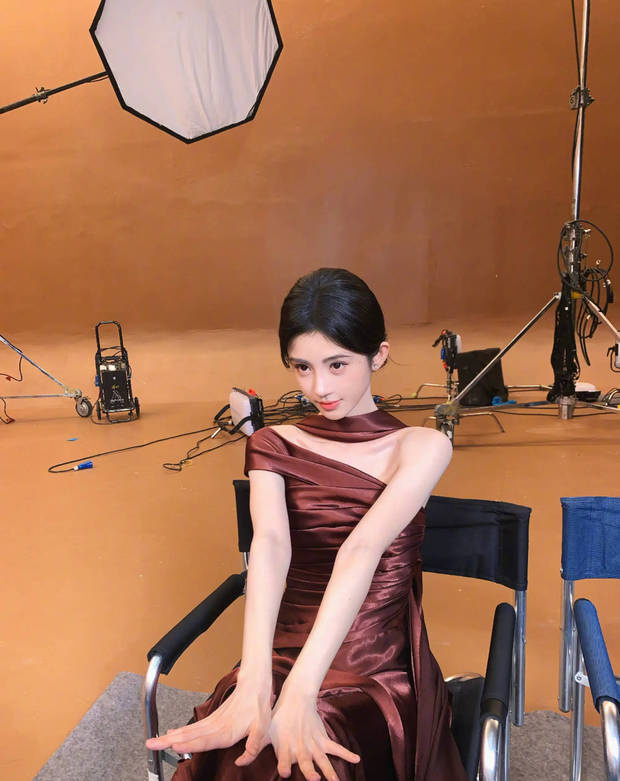 鞠婧祎一身抹胸长裙贵气优雅 -4