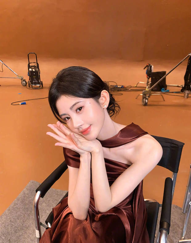 鞠婧祎一身抹胸长裙贵气优雅 -3