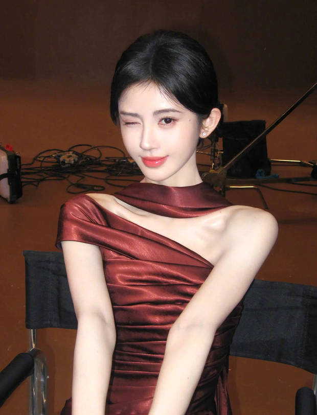 鞠婧祎《抹胸长裙》演绎贵气与优雅