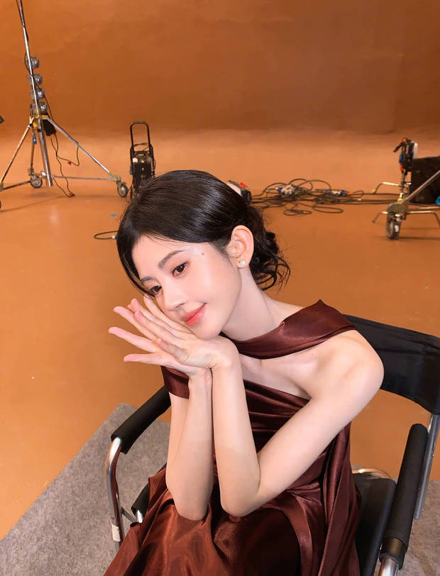 鞠婧祎《抹胸长裙》演绎贵气与优雅