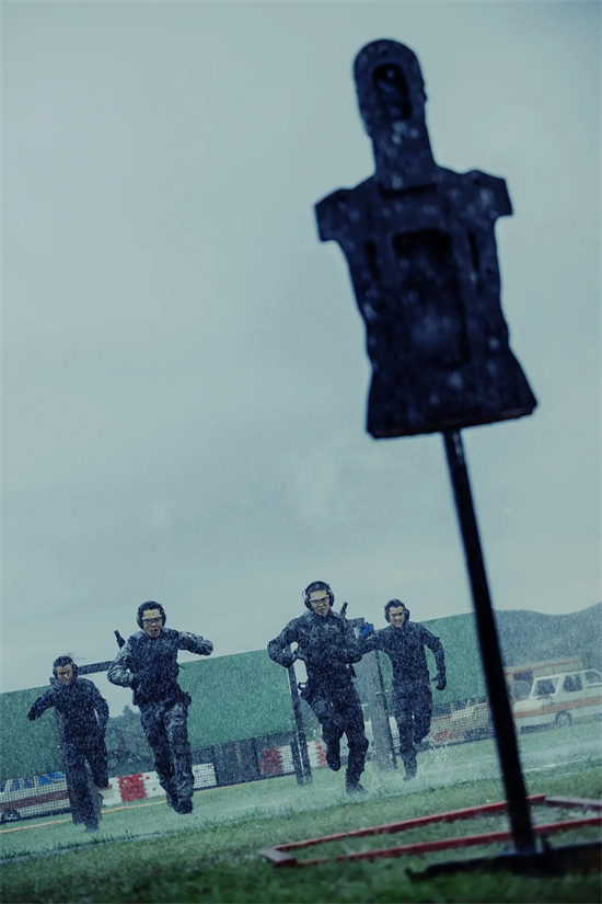 电影《蛟龙行动》特别版定档8.30！IMAX海报曝光 -2