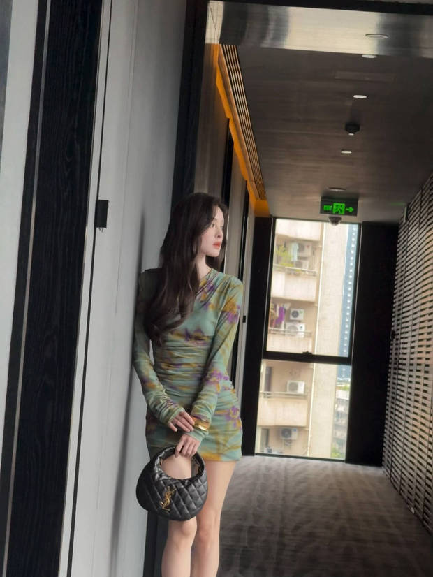 娜扎身穿印花连衣裙秀曼妙身姿 -1