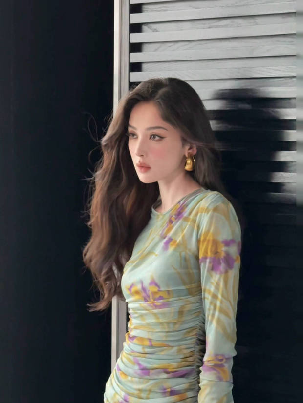 娜扎身穿印花连衣裙秀曼妙身姿 -4