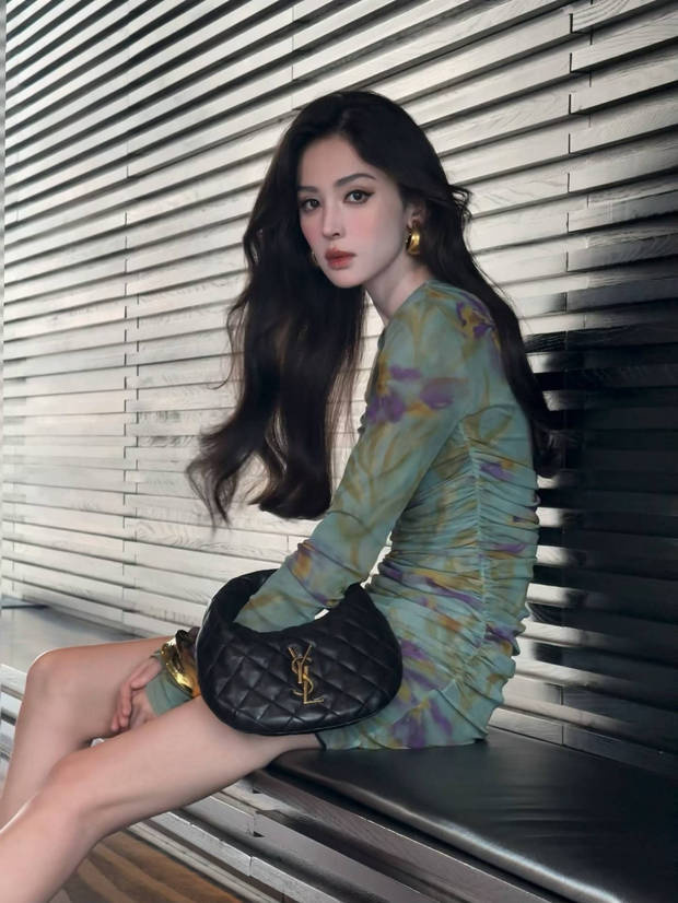 娜扎身穿印花连衣裙秀曼妙身姿 -3