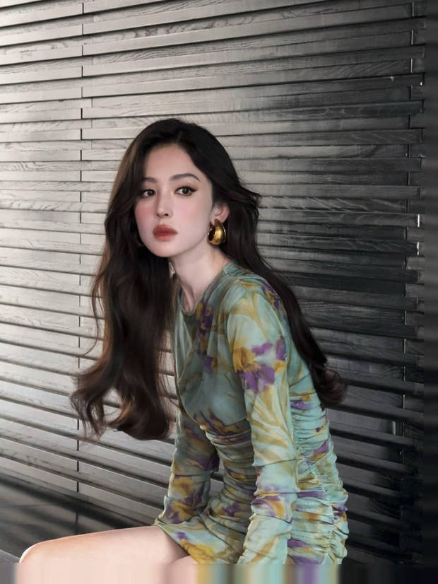 娜扎身穿印花连衣裙秀曼妙身姿 -5