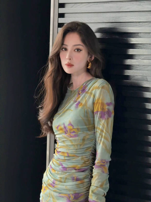 娜扎身穿印花连衣裙秀曼妙身姿 -2