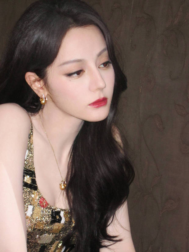 迪丽热巴穿鎏金闪片吊带裙光彩照人 -10